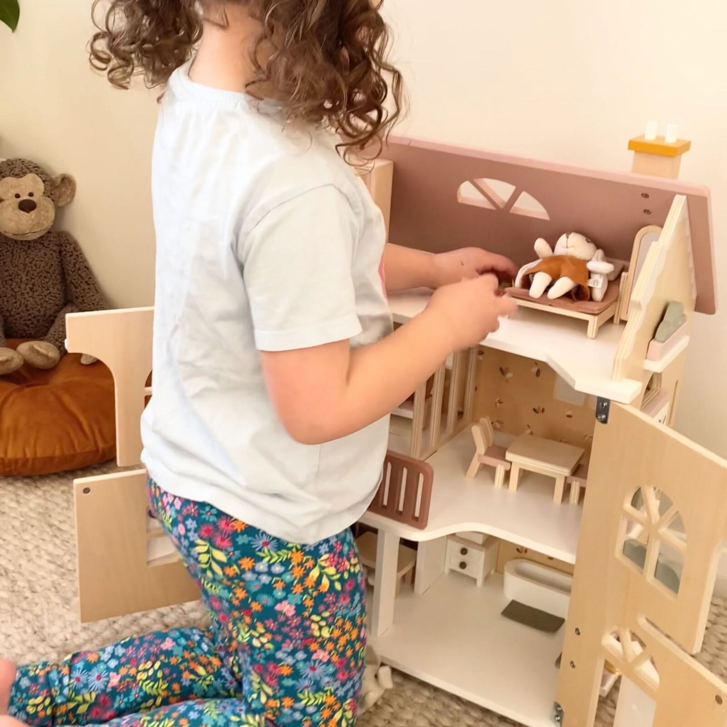 Speedy Monkey - Flower Cottage Doll House with Starter Furniture Set