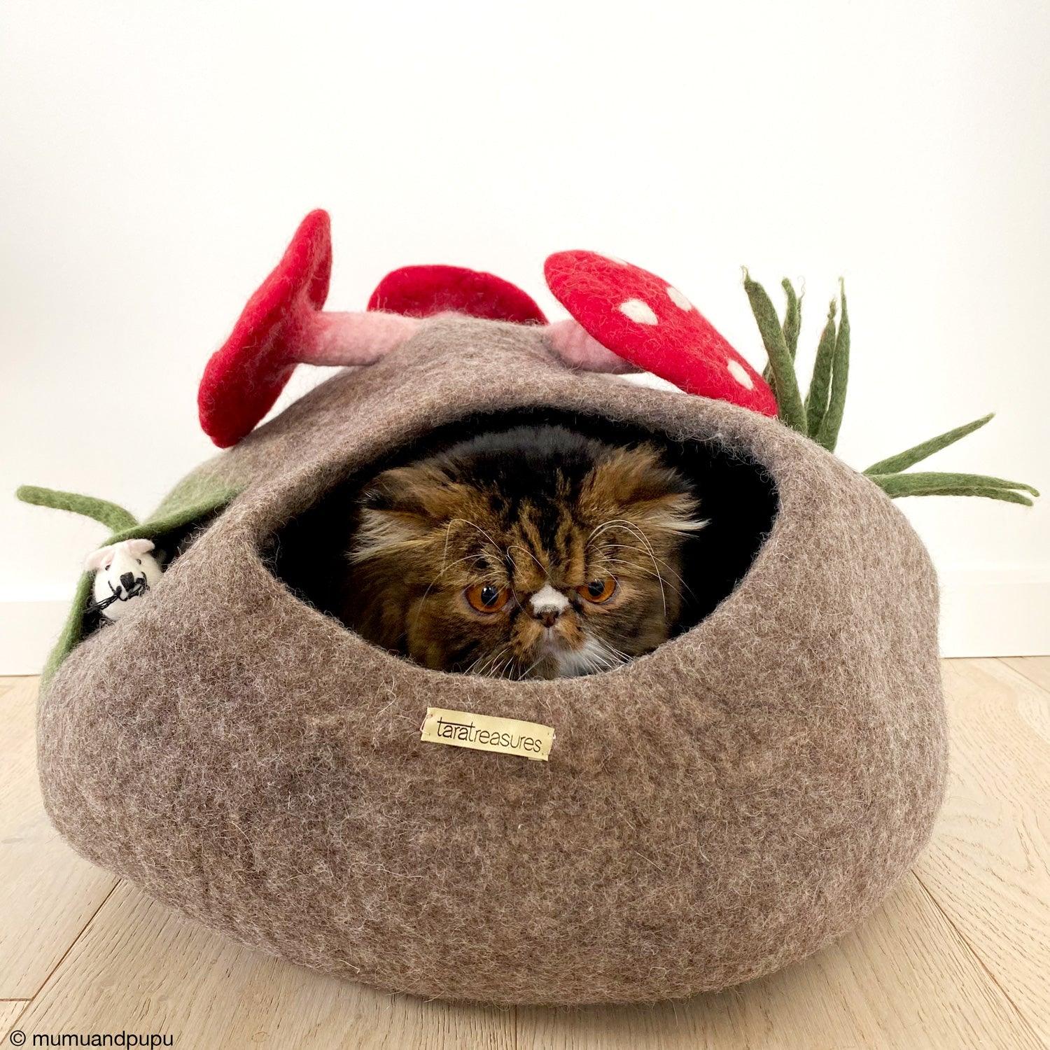 Tara Treasures - Toadstool Cat Cave with Mouse Toy