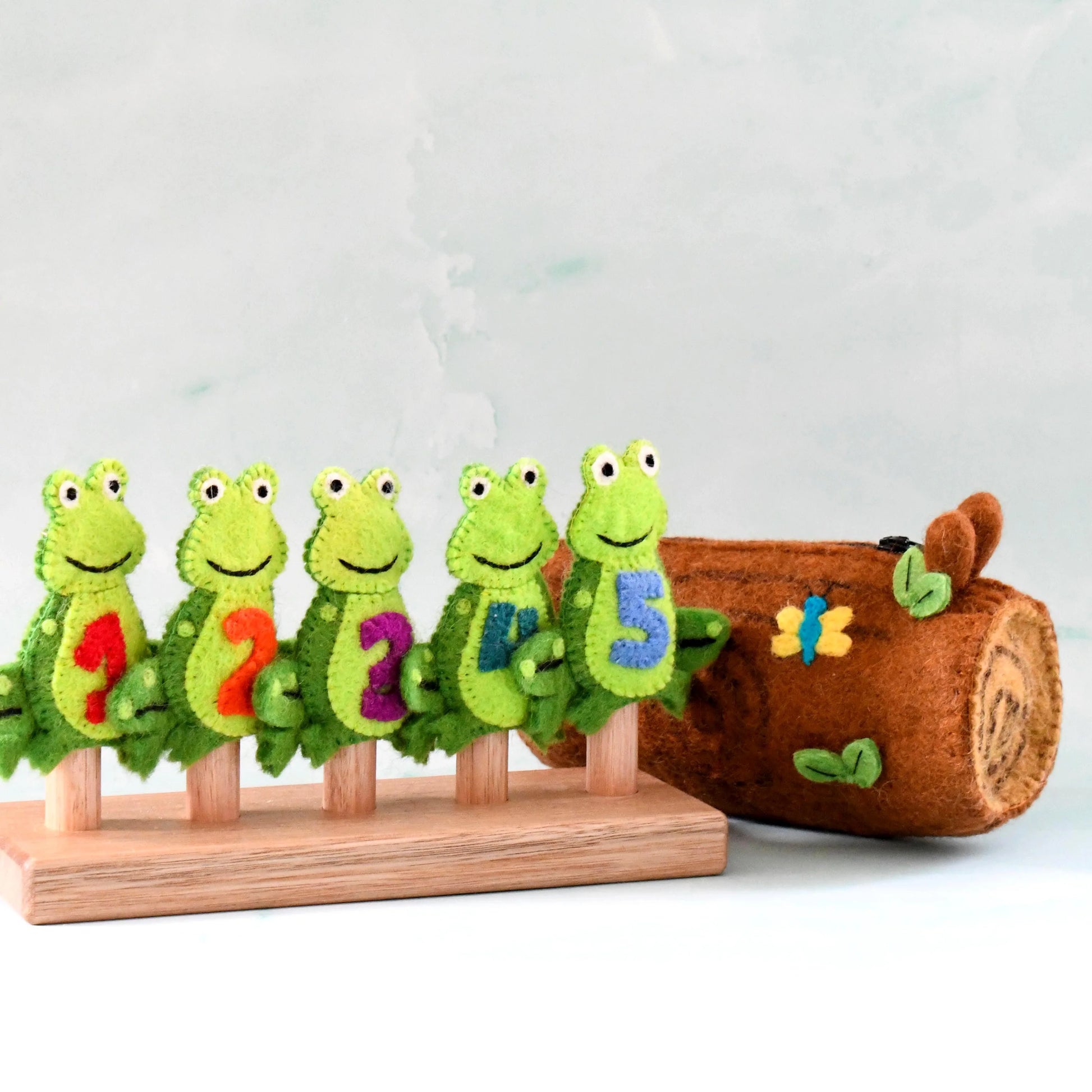 Tara Treasures - 5 Little Speckled Frogs with Log Bag Finger Puppet Set