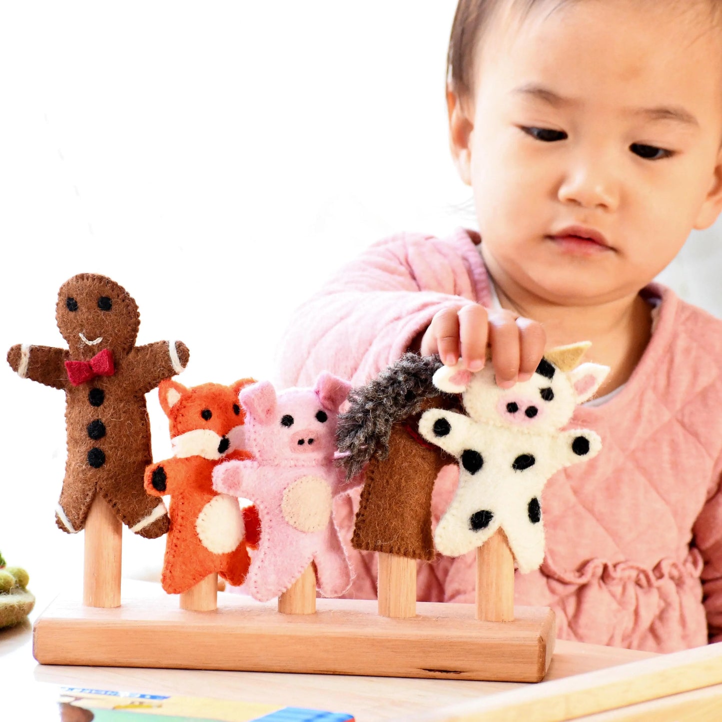 Tara Treasures - Gingerbread Man Story, Finger Puppet Set