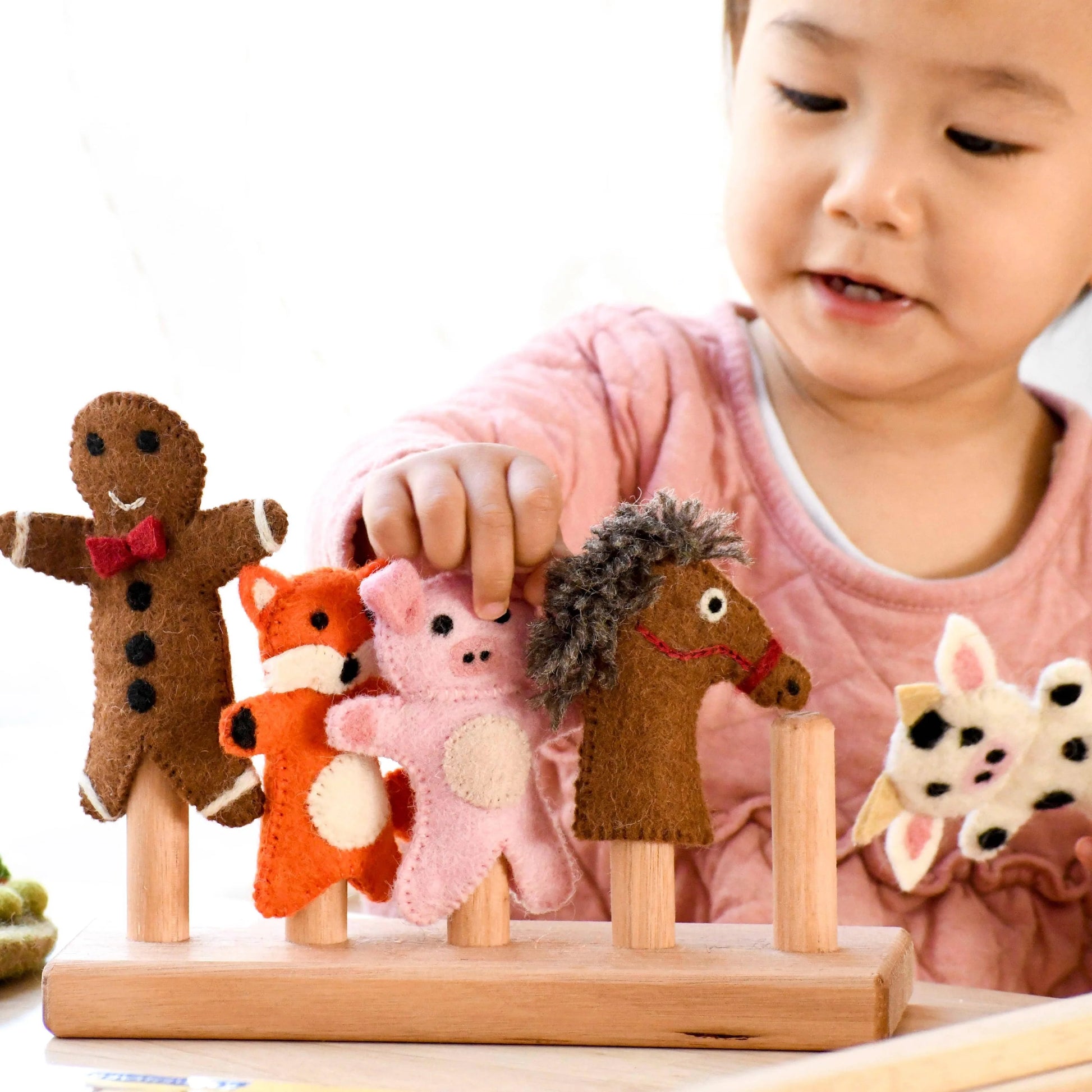 Tara Treasures - Gingerbread Man Story, Finger Puppet Set