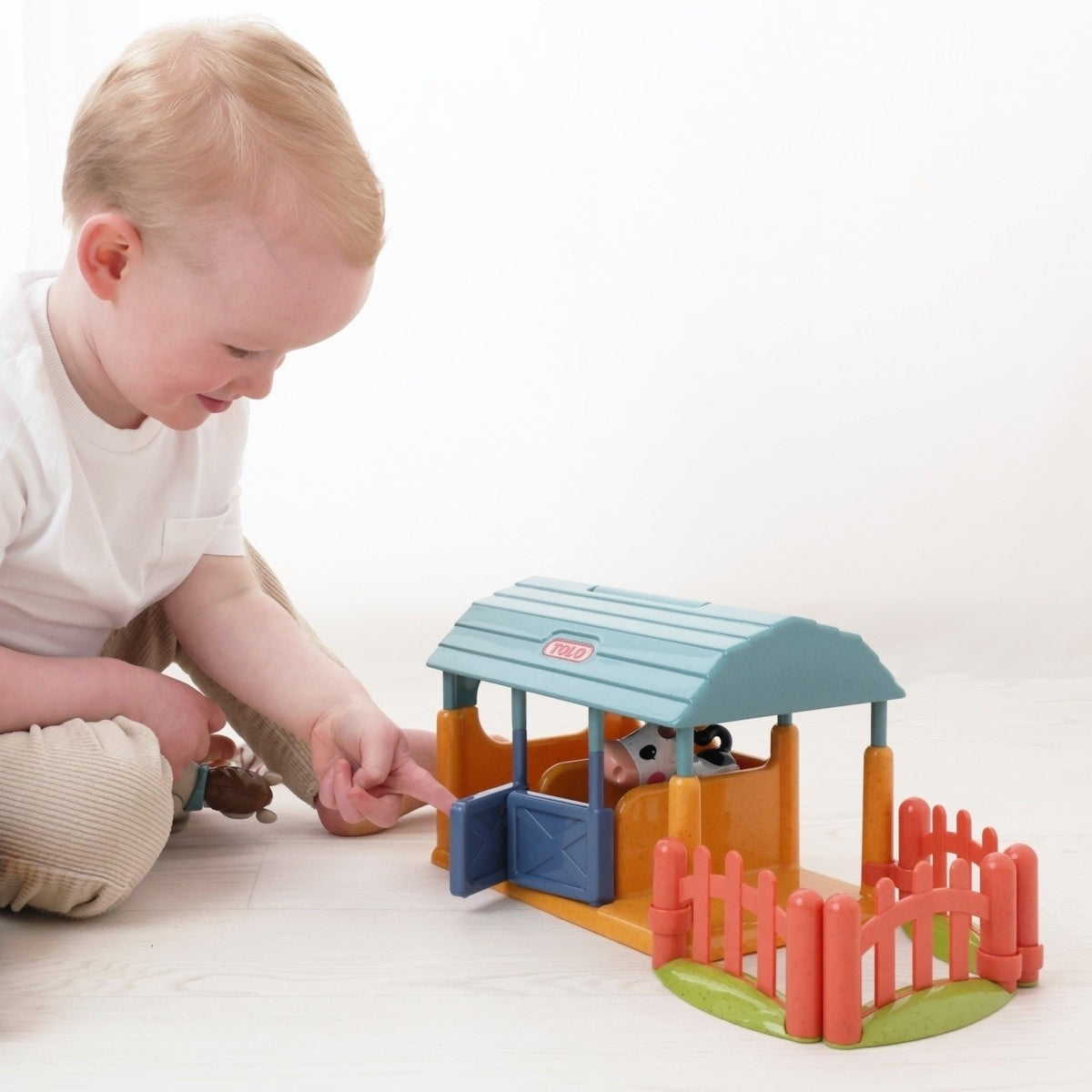 Tolo Toys - First Friends Cow & Horse Stable Set